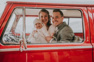 Hochzeit Fotografie Reportage Willisau Zwyer Brautpaar Familie VW Bus Regenschirm