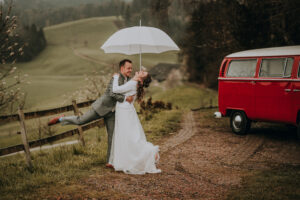 Hochzeit Fotografie Reportage Willisau Zwyer Brautpaar Brautkleid Regenschirm