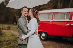 Hochzeit Fotografie Reportage Willisau Zwyer Brautpaar Brautkleid Regenschirm