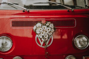 Hochzeit Fotografie Reportage Willisau Zwyer Brautpaar Brautkleid VW Bus