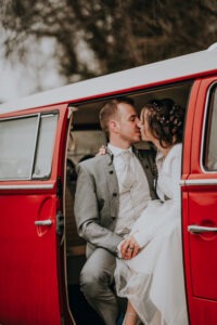 Hochzeit Fotografie Reportage Willisau Zwyer Brautpaar Brautkleid VW Bus