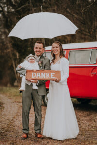 Hochzeit Fotografie Reportage Willisau Zwyer Brautpaar Familie VW Bus Regenschirm
