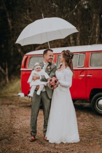 Hochzeit Fotografie Reportage Willisau Zwyer Brautpaar Familie VW Bus Regenschirm