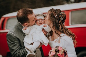 Hochzeit Fotografie Reportage Willisau Zwyer Brautpaar Familie VW Bus Regenschirm