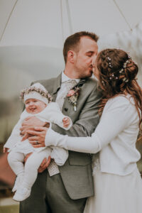 Hochzeit Fotografie Reportage Willisau Zwyer Brautpaar Familie Regenschirm