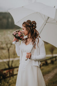 Hochzeit Fotografie Reportage Willisau Zwyer Brautpaar Braut Regenschirm