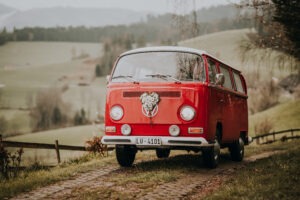 Hochzeit Fotografie Reportage Willisau Zwyer Brautpaar Brautkleid Regenschirm VW Bus