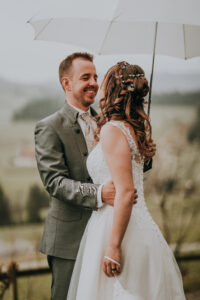 Hochzeit Fotografie Reportage Willisau Zwyer Brautpaar Brautkleid Regenschirm