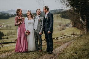 Hochzeit Fotografie Reportage Willisau Zwyer Brautpaar Trauzeugen Regen