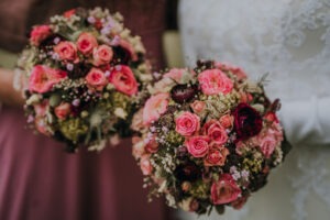 Hochzeit Fotografie Reportage Willisau Zwyer Brautpaar Trauzeugin Regen Blumen