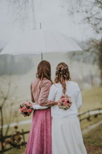 Hochzeit Fotografie Reportage Willisau Zwyer Brautpaar Trauzeugin Regen